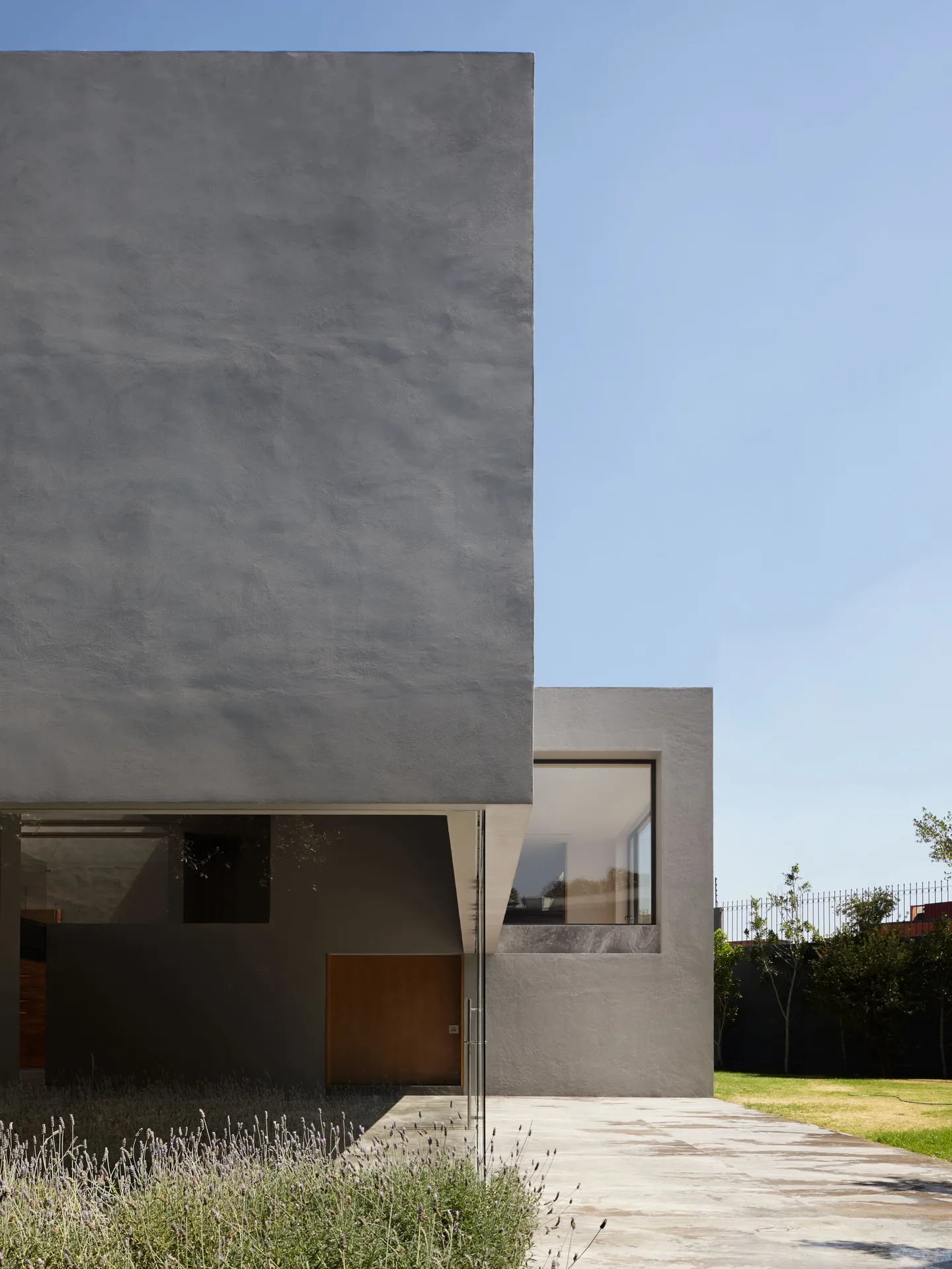 Casa CN: volumen de concreto sobre el jardín