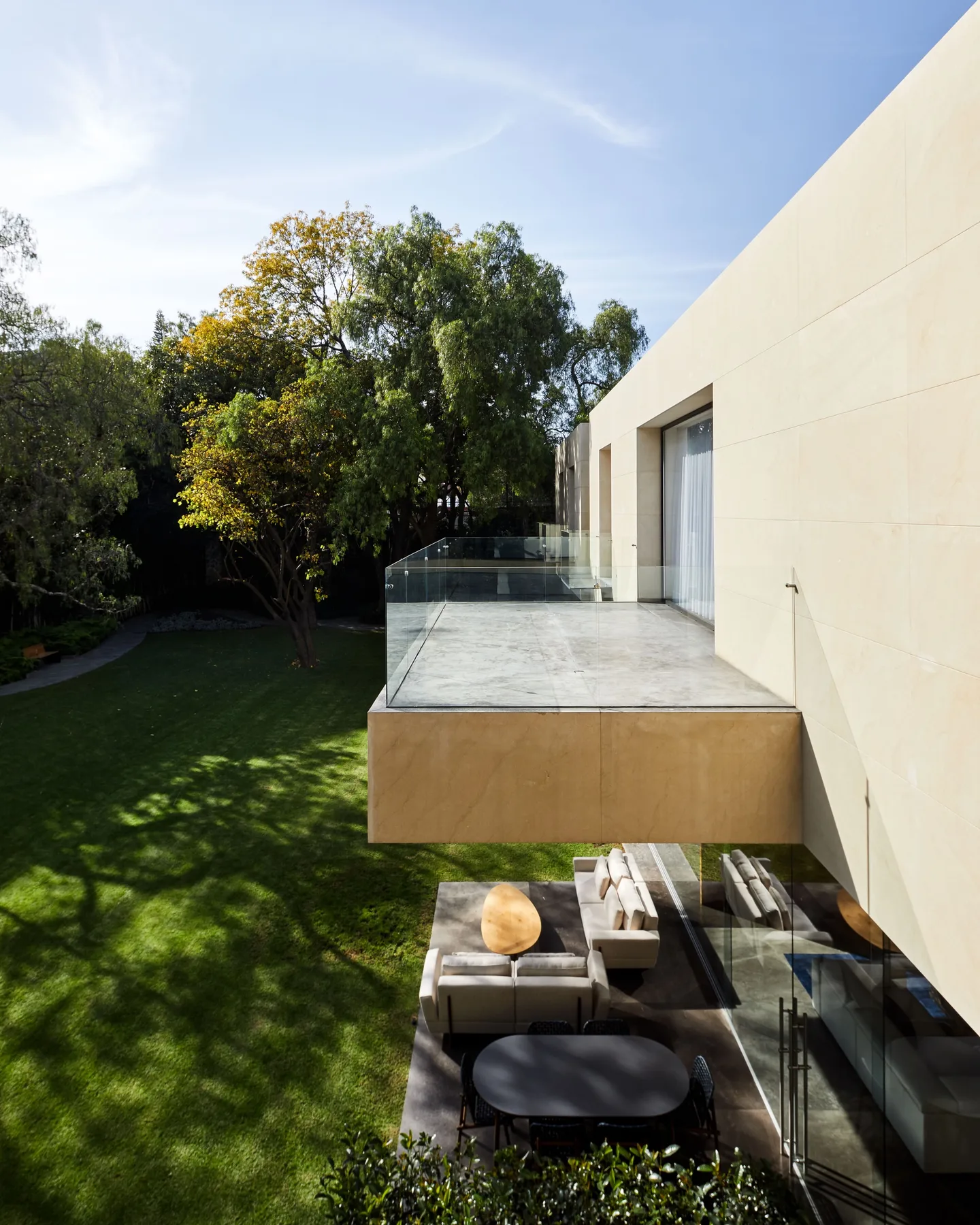 Casa CO: volumen en voladizo entre árboles