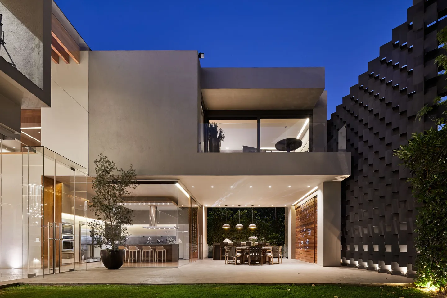 Casa RO: terraza y celosía al anochecer