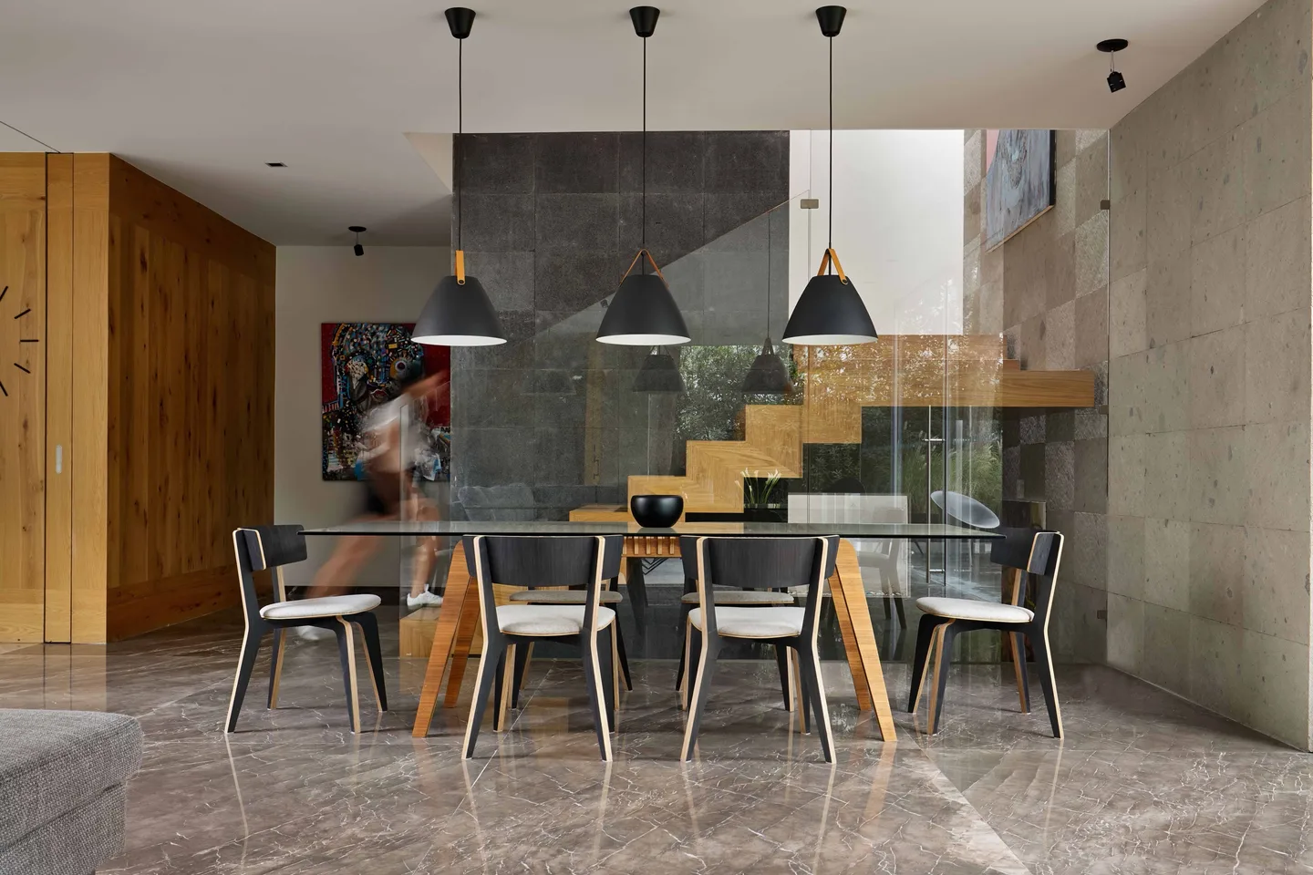 Casa FS: comedor junto a la escalera de madera