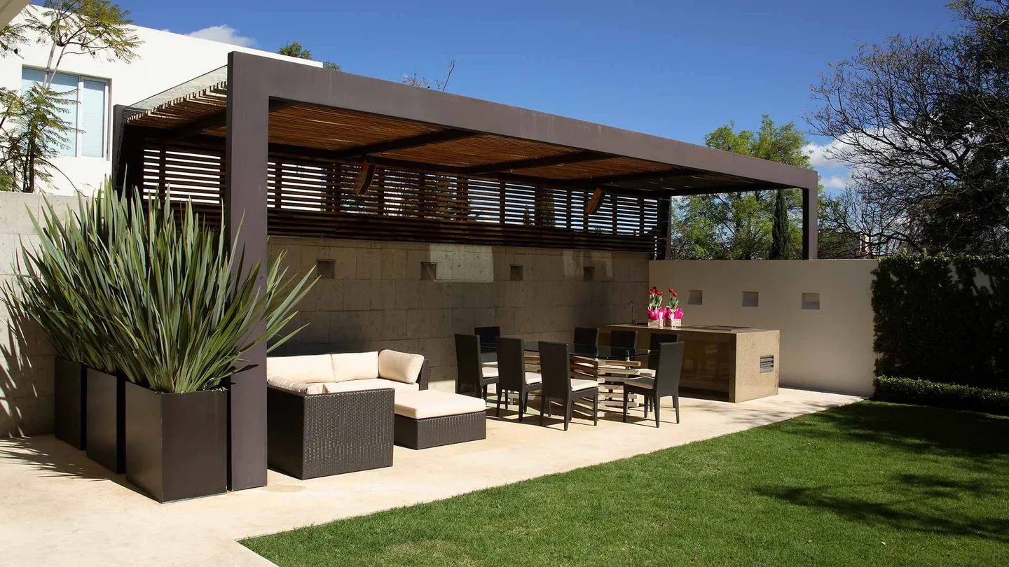 Conjunto AG: terraza con pérgola, comedor exterior y jardín