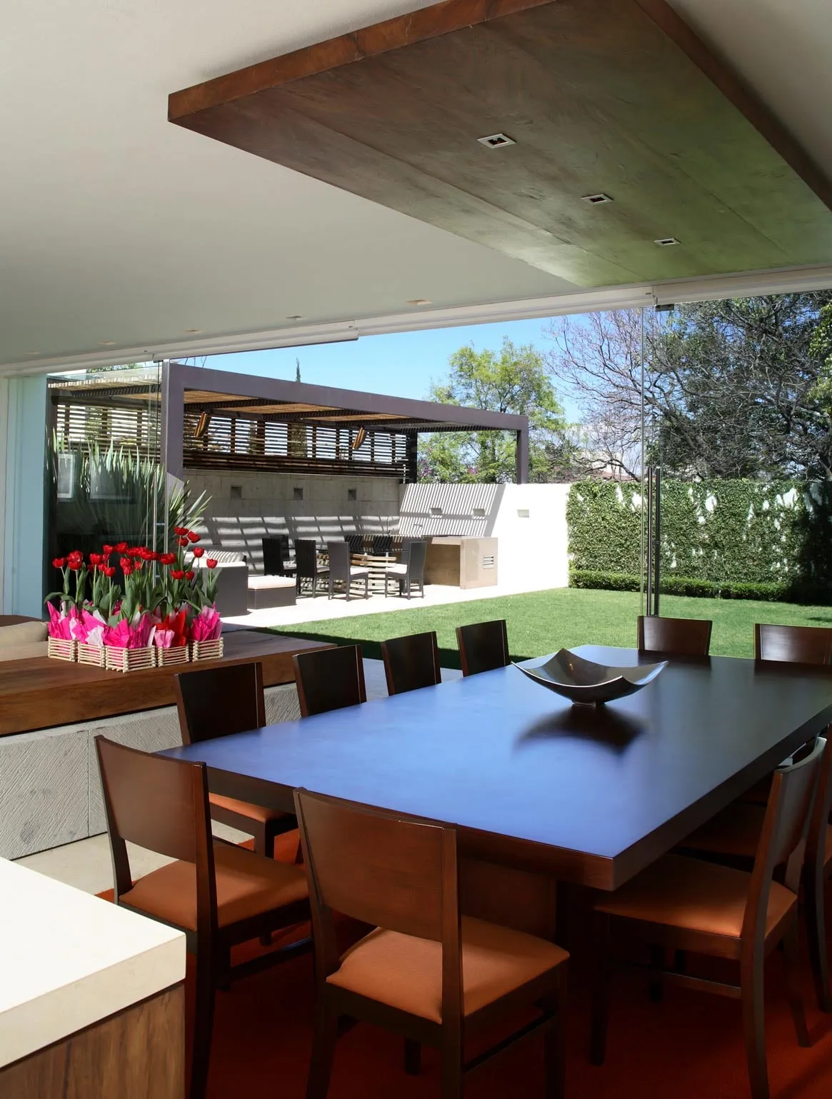 Conjunto AG: comedor abierto a la terraza y al jardín