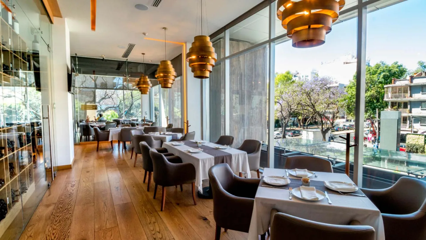 Cassatt Ejército Nacional: comedor junto al ventanal con lámparas doradas