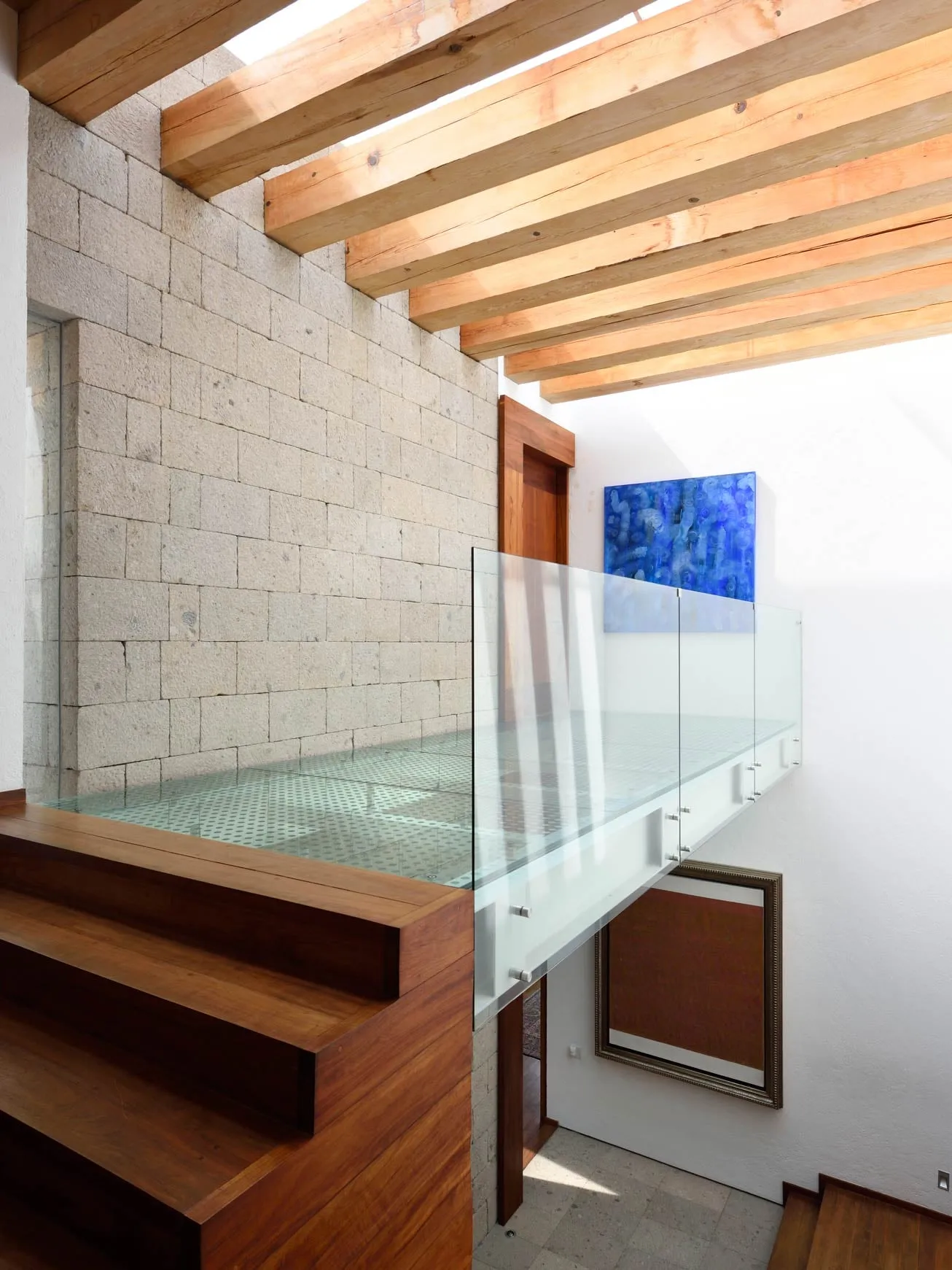 Casa FR: vigas de madera y puente de vidrio sobre la doble altura