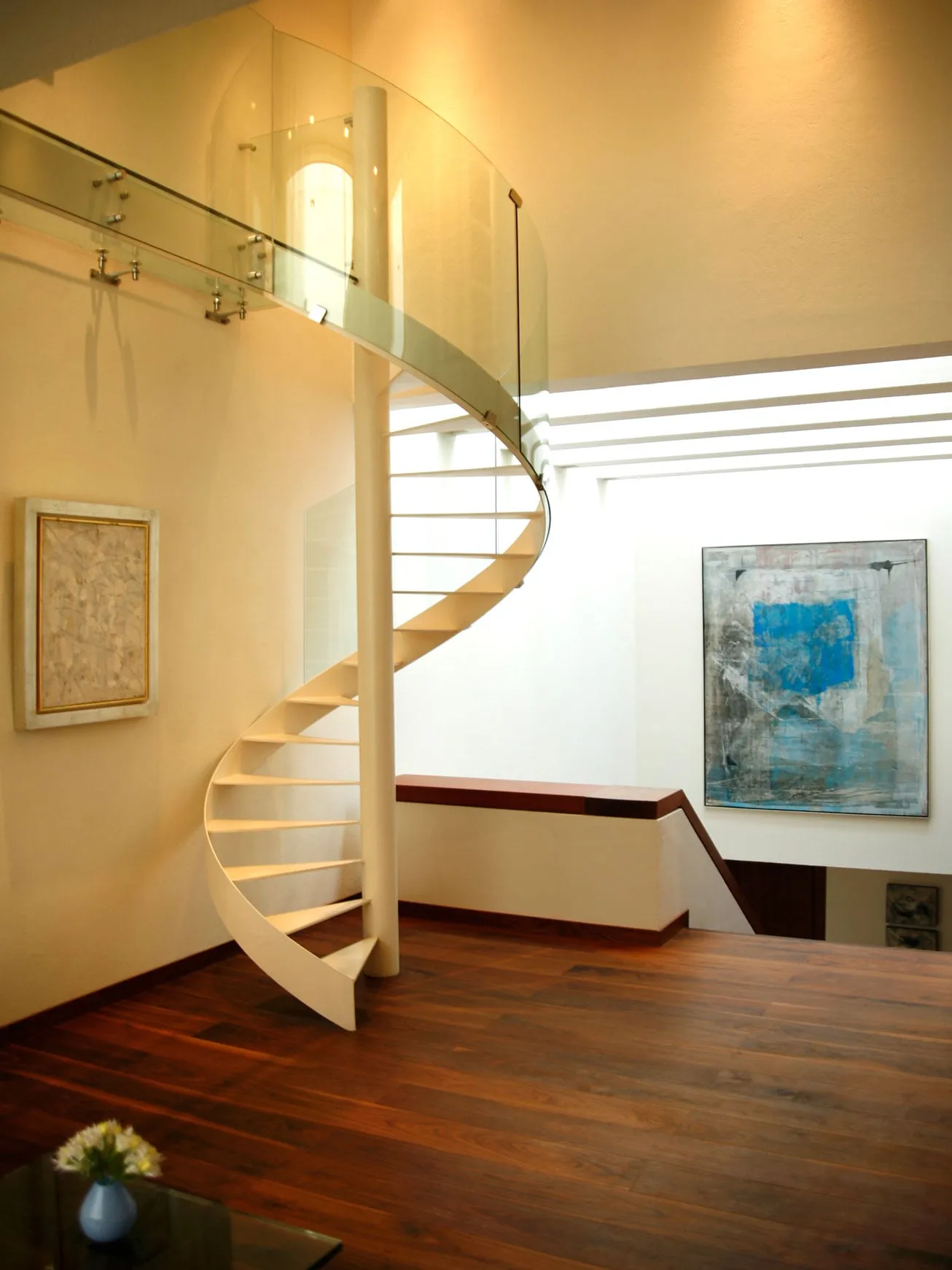 Casa FU: escalera helicoidal blanca sobre piso de madera