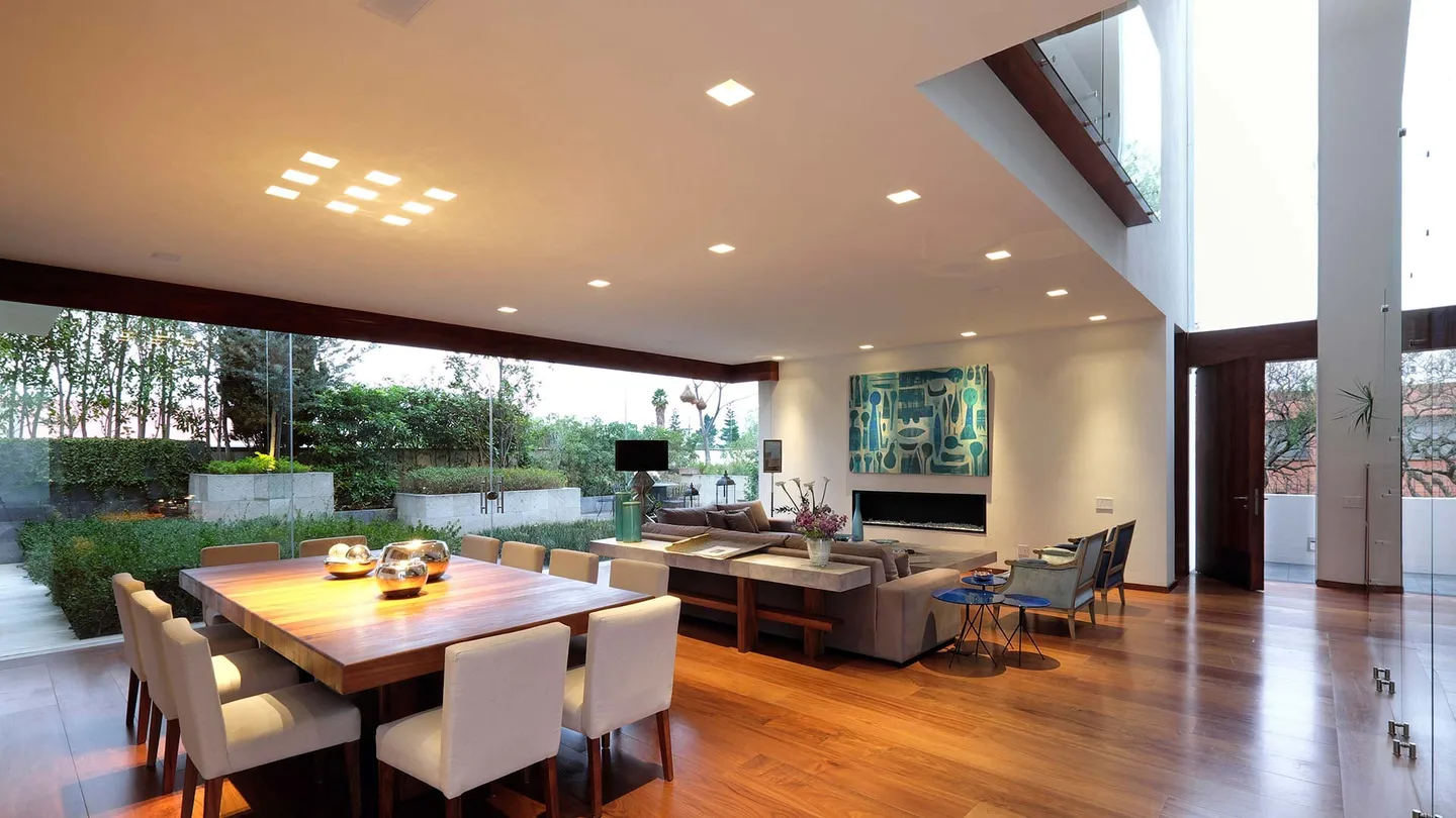 Casa FA: comedor con vista al jardín a través del ventanal