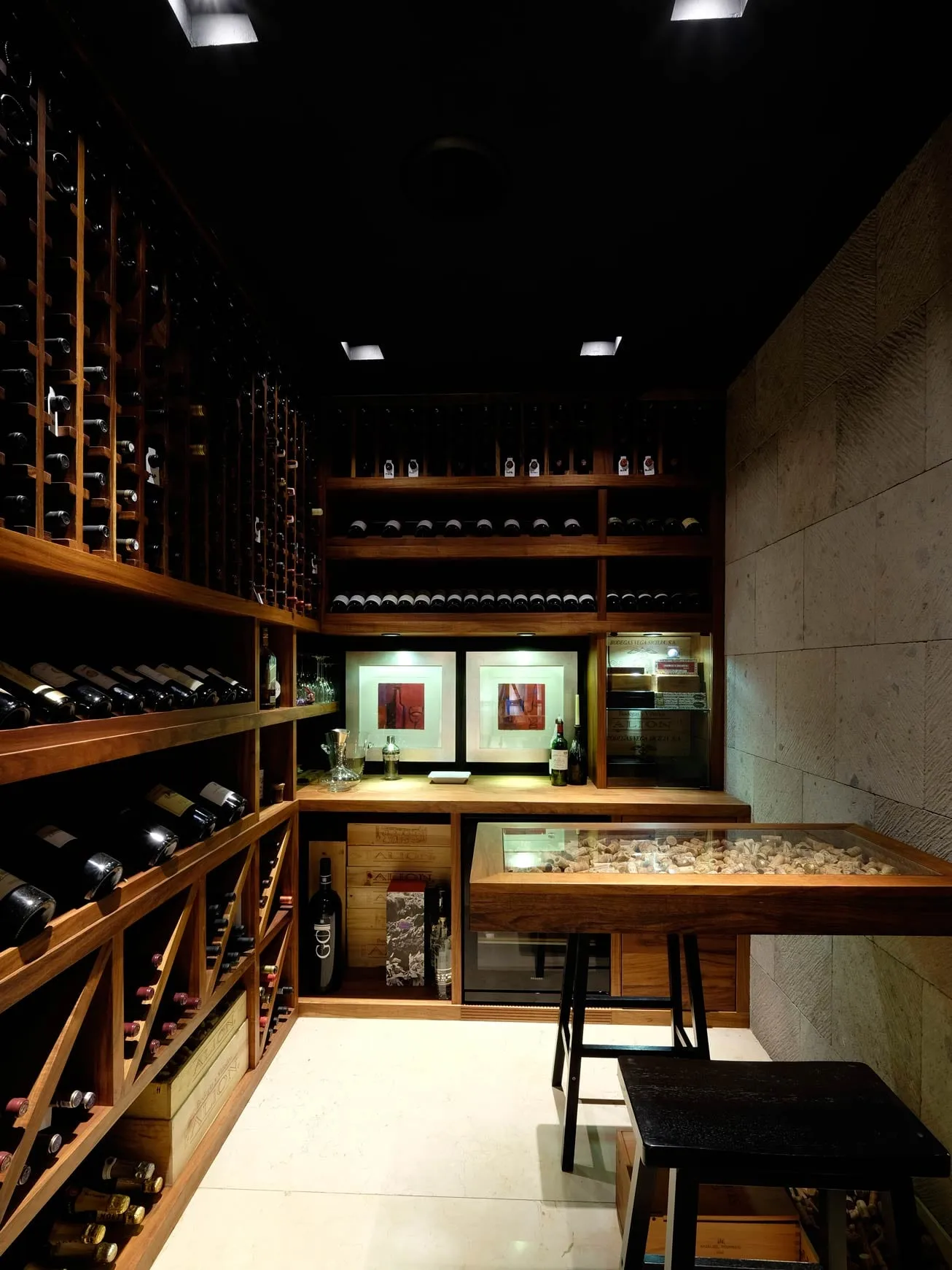 Casa FA: cava de vinos con estantería de madera