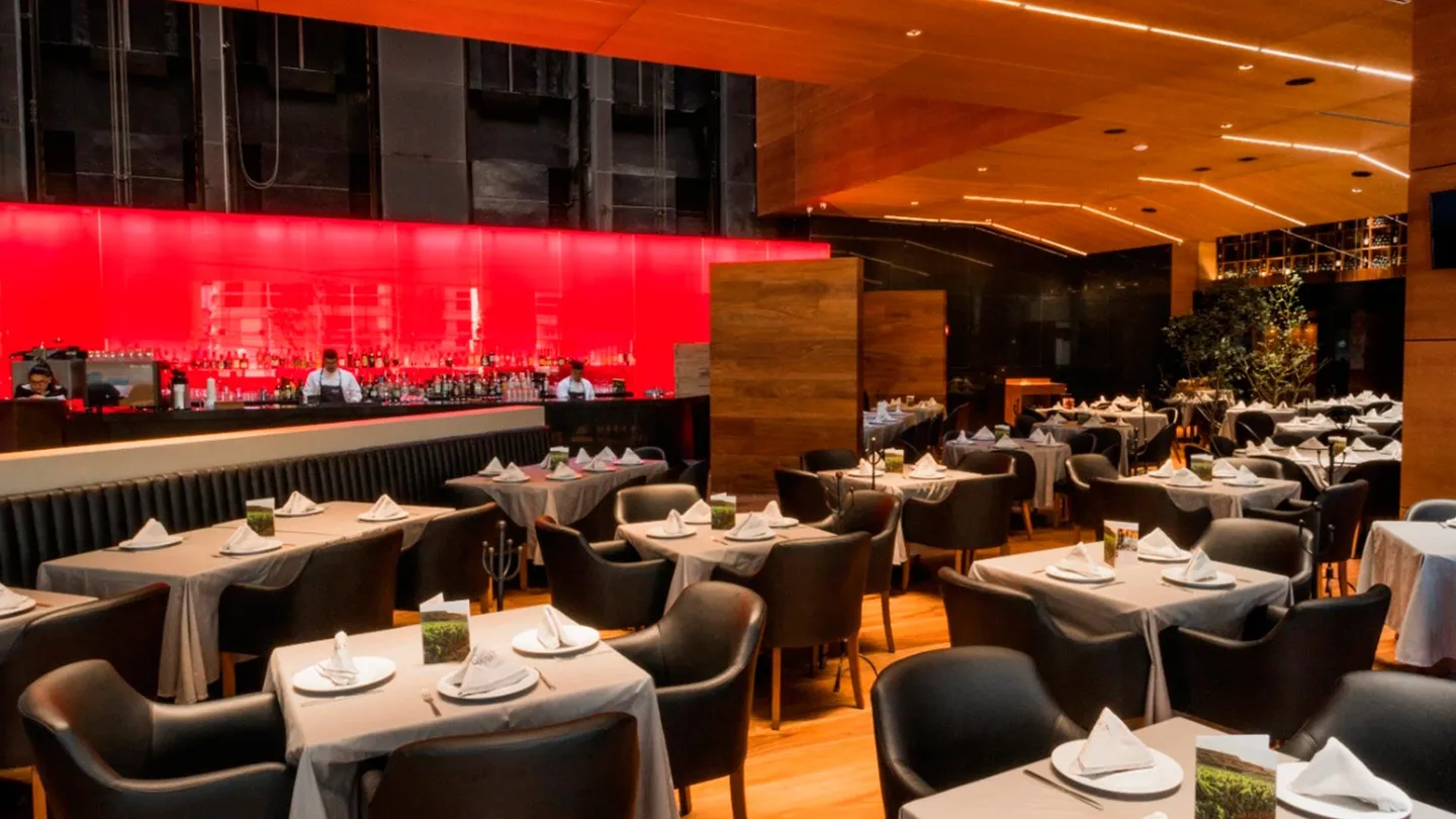 Centro Asturiano Polanco: restaurante con plafón de madera y barra iluminada en rojo
