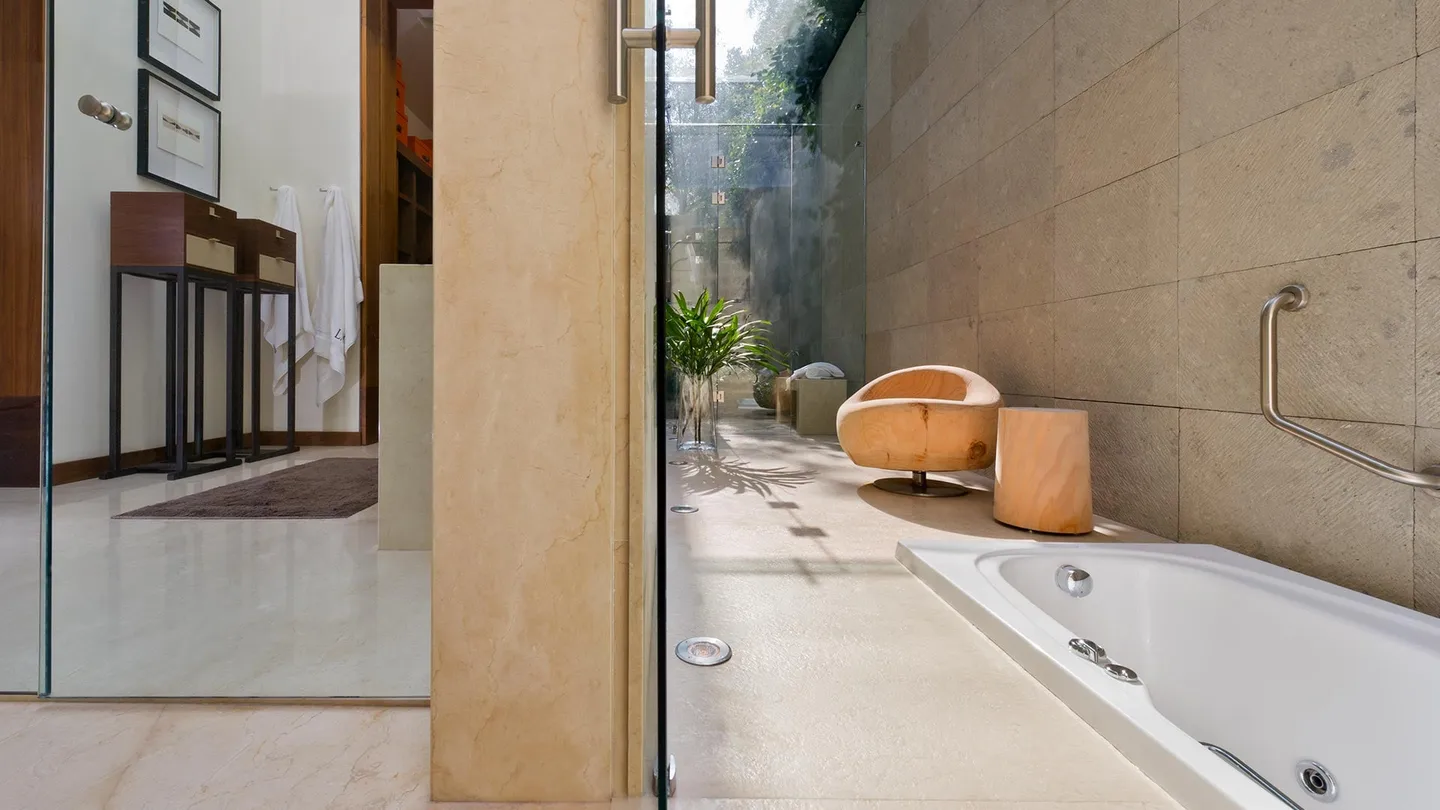 Casa RI: baño abierto a un patio de piedra
