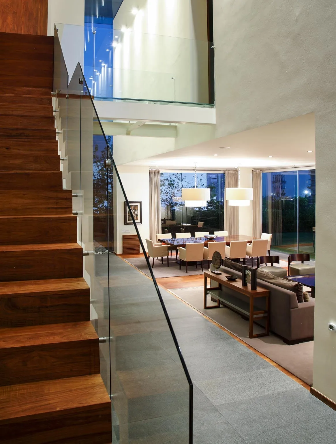 Casa CU: escalera de madera con vista al comedor
