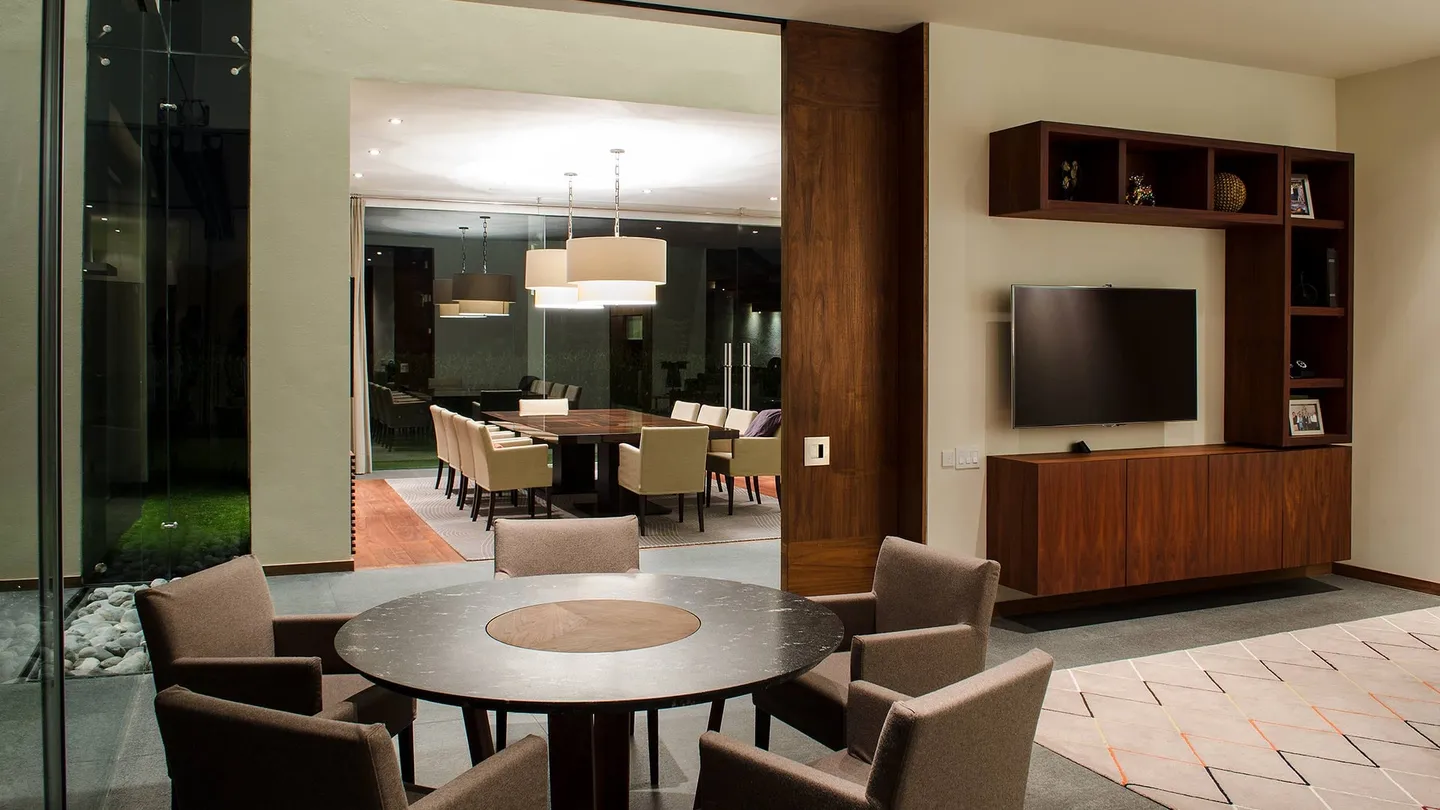 Casa CU: antecomedor abierto al jardín