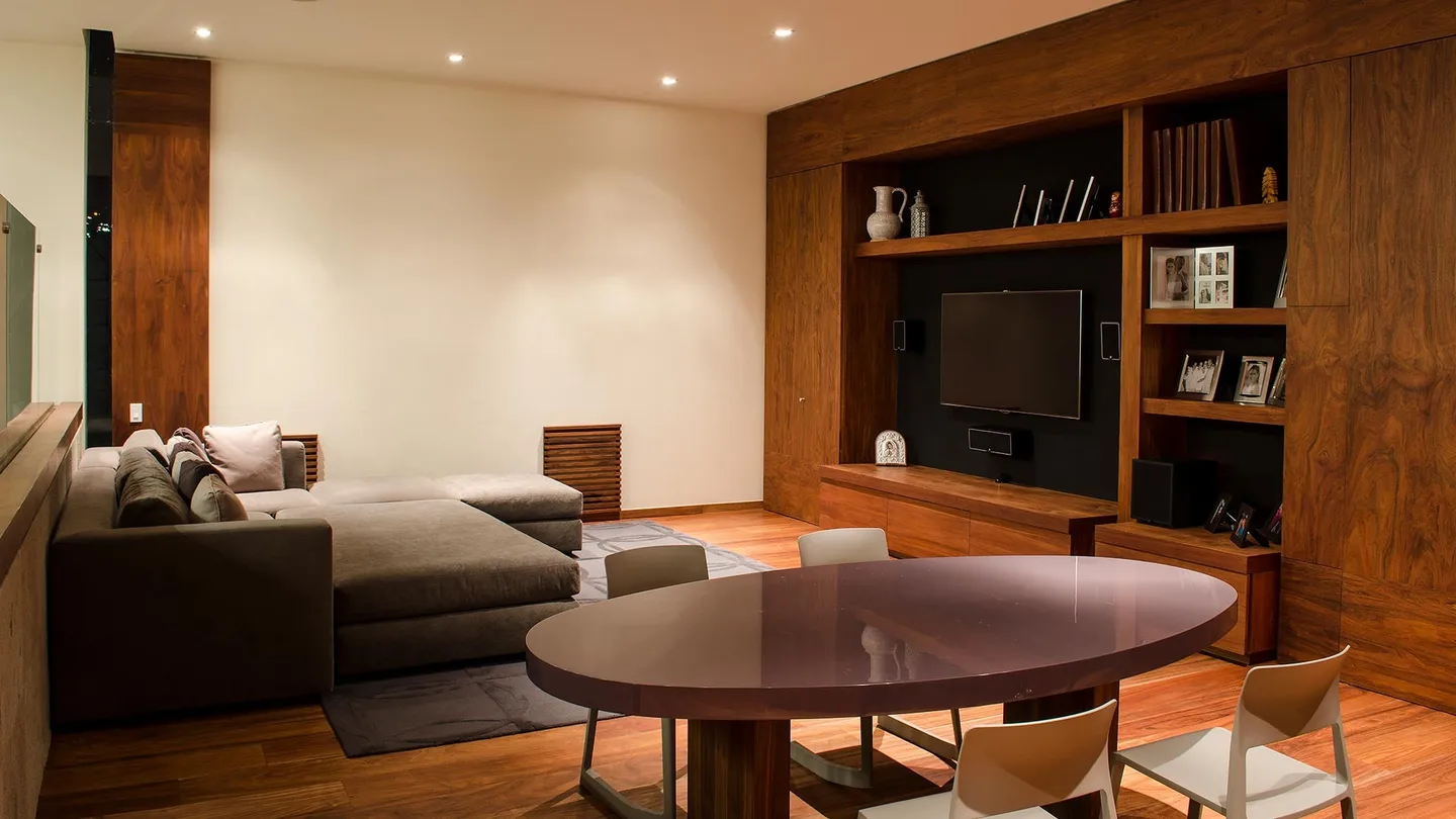 Casa CU: estancia familiar con mueble de madera