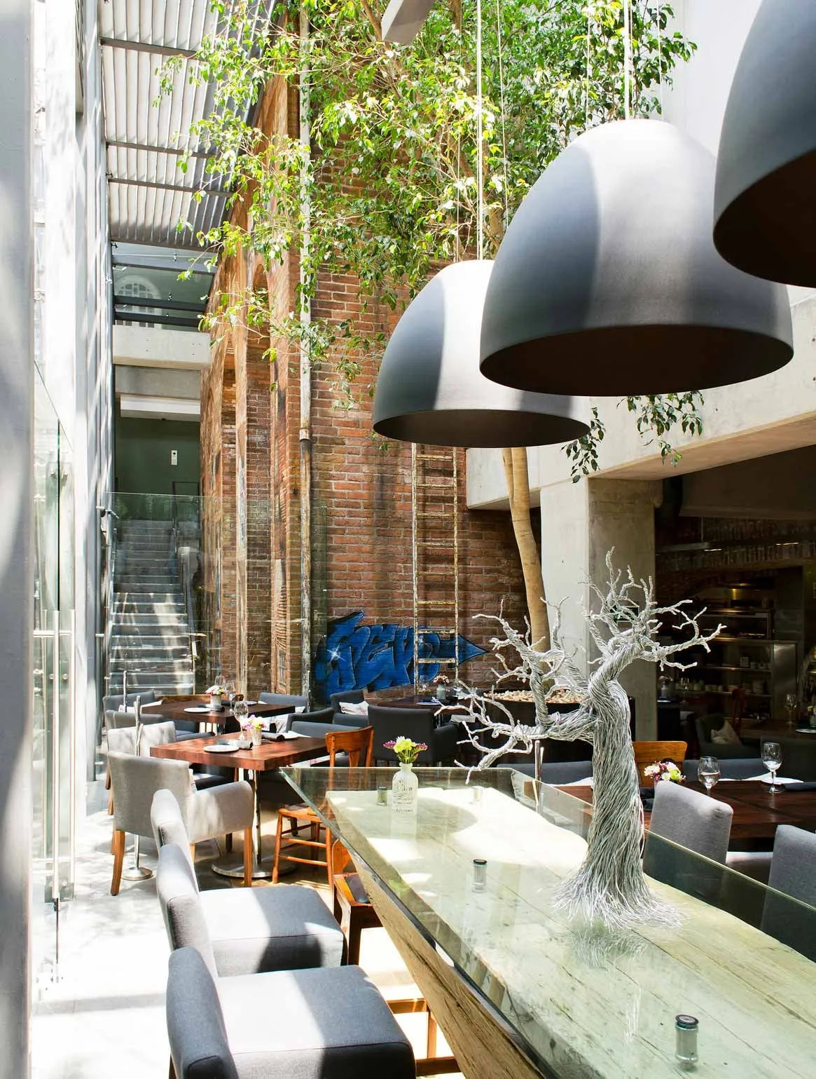 Edificio Veracruz: restaurante bajo un atrio acristalado con lámparas suspendidas