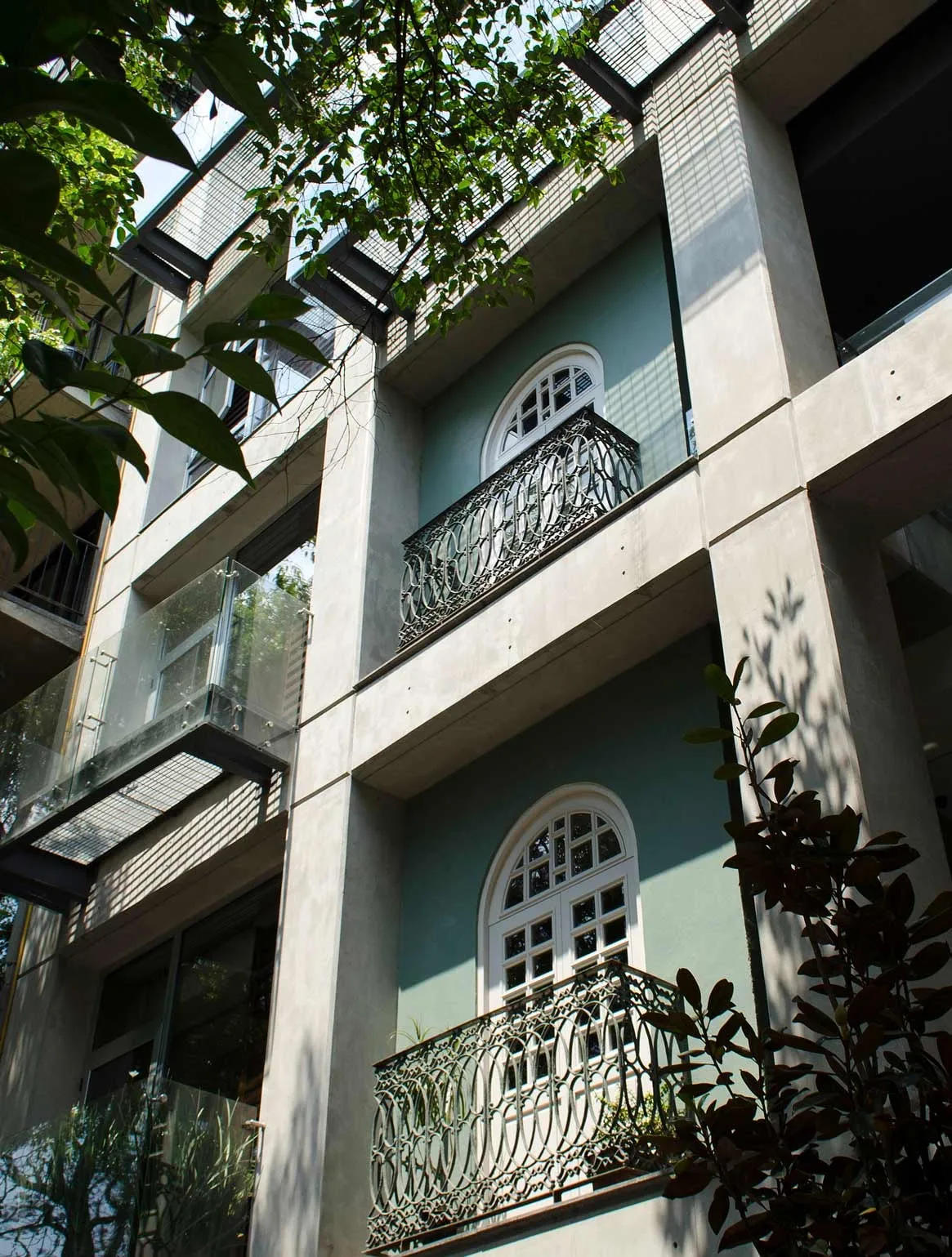 Edificio Veracruz: fachada de una casa antigua con balcones de herrería, integrada al edificio