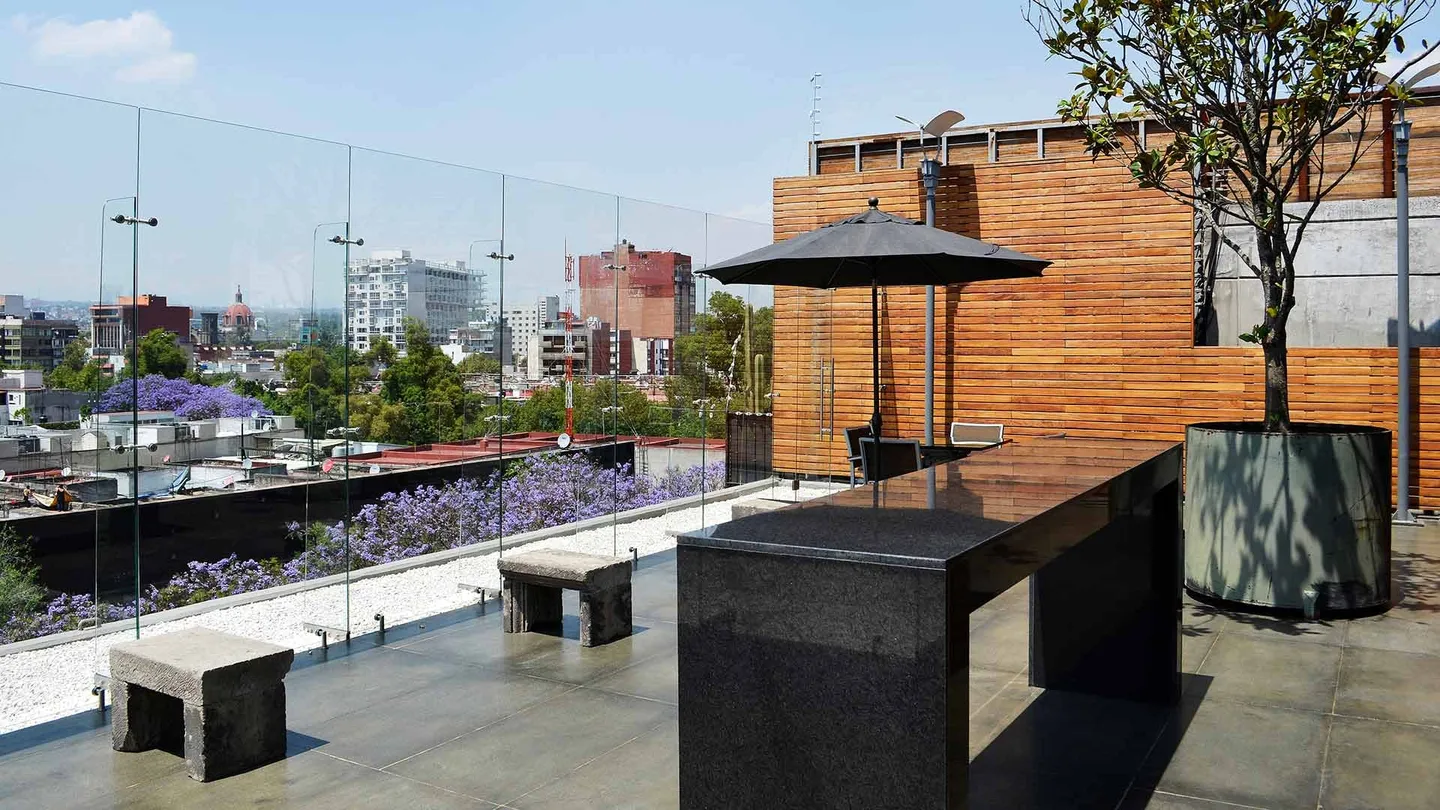 Edificio Veracruz: terraza en la azotea con mesa y sombrillas