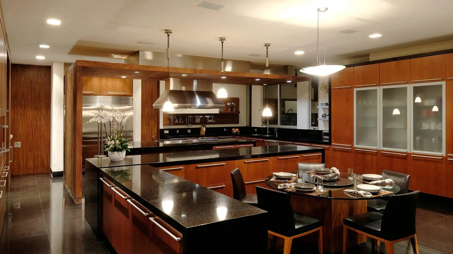 Casa FU3: cocina con isla, comedor y muebles de madera