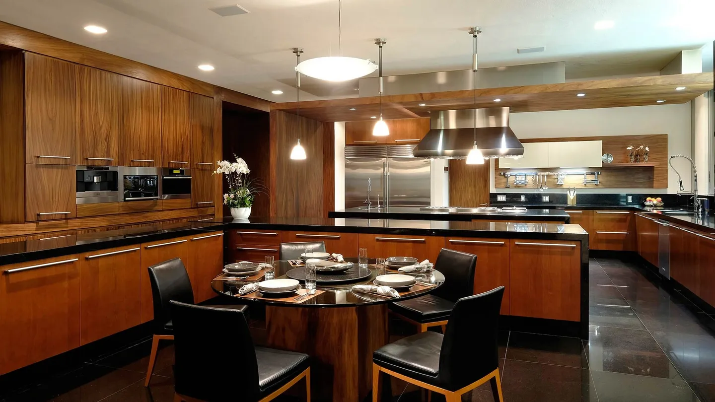 Casa FU3: comedor de cocina con lámparas suspendidas
