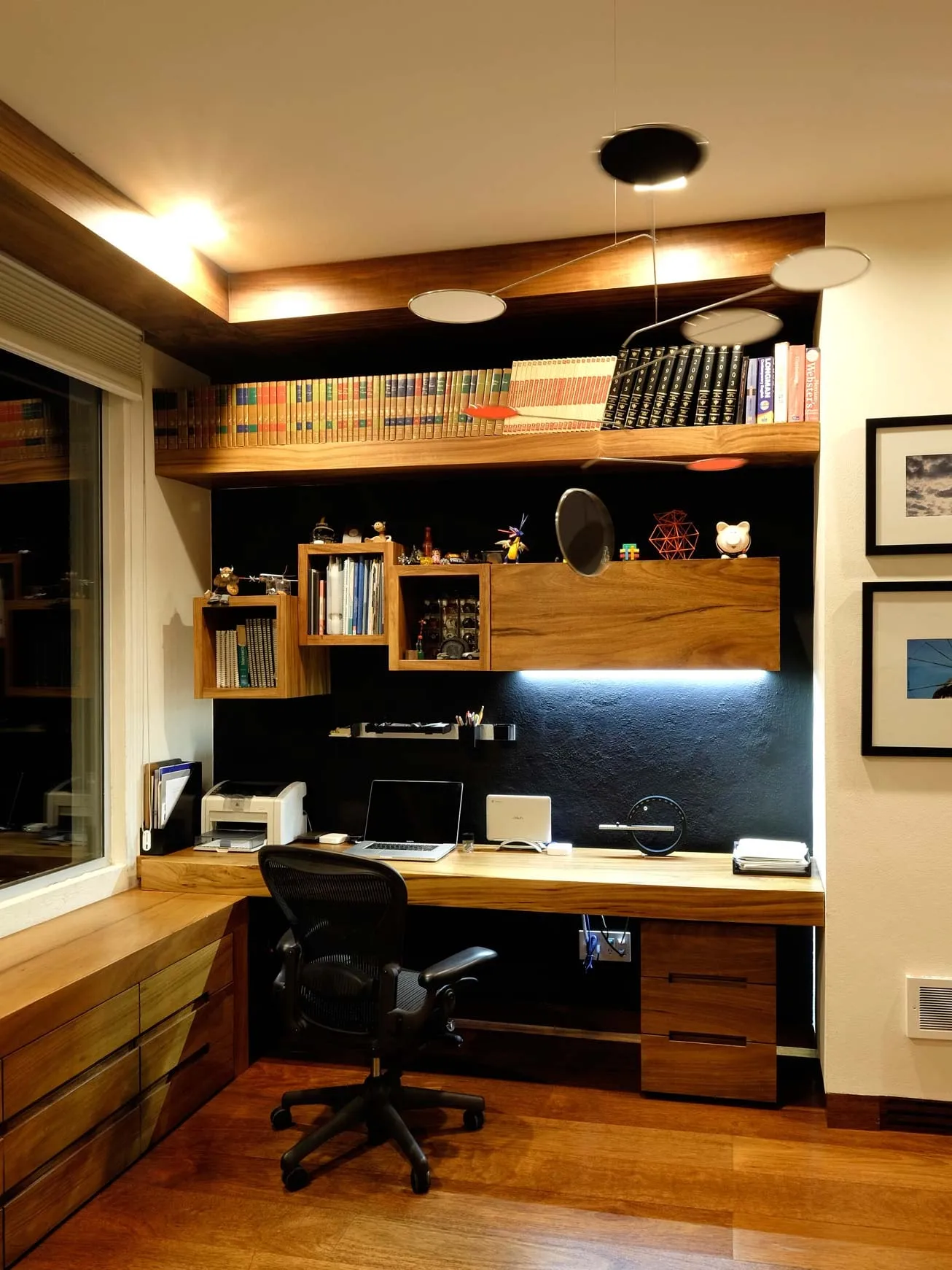 Casa FU3: estudio con libreros y escritorio de madera