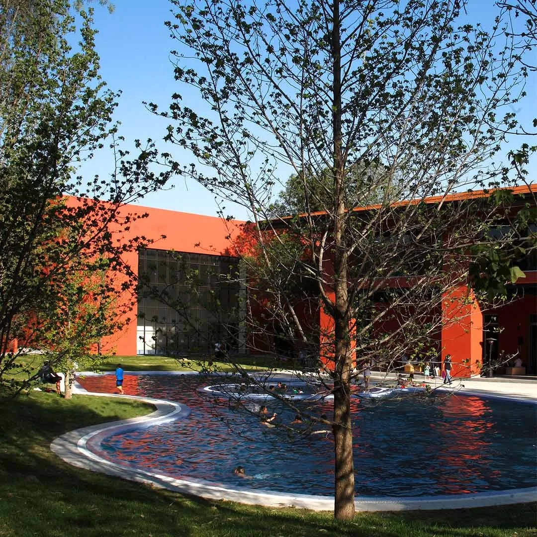 Hacienda San Miguel: estanque de forma libre frente a los muros rojos
