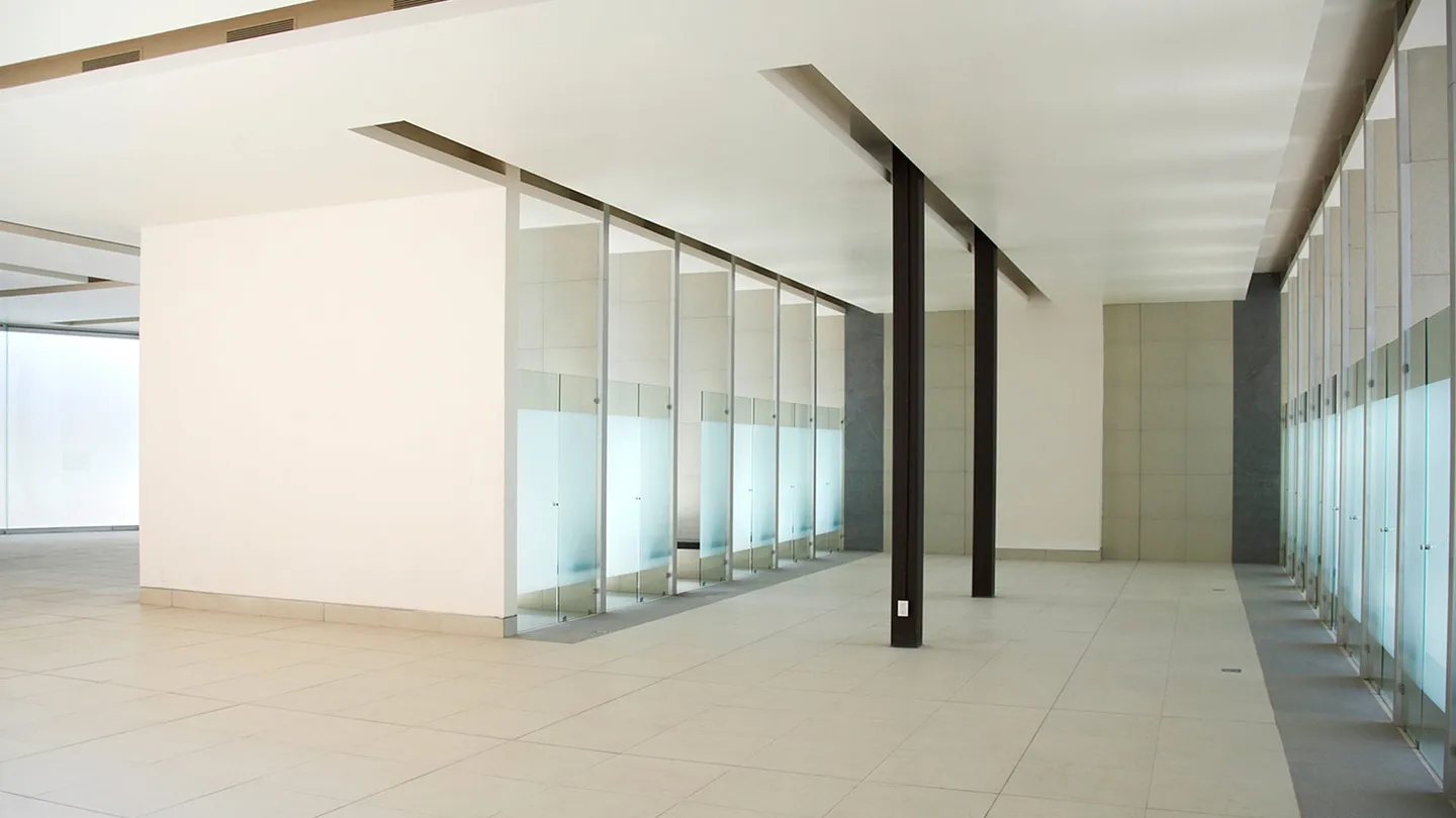Hacienda San Miguel: salón blanco con columnas oscuras y vidrio esmerilado