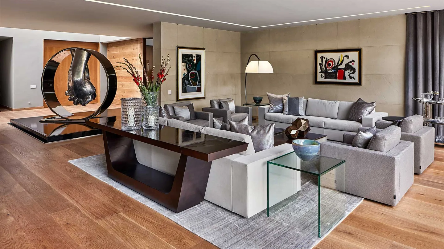 Casa LA: sala con escultura circular y obra de arte