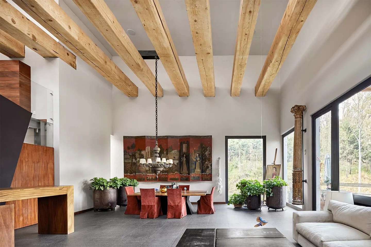 Casa LO: comedor bajo vigas de madera con biombo antiguo
