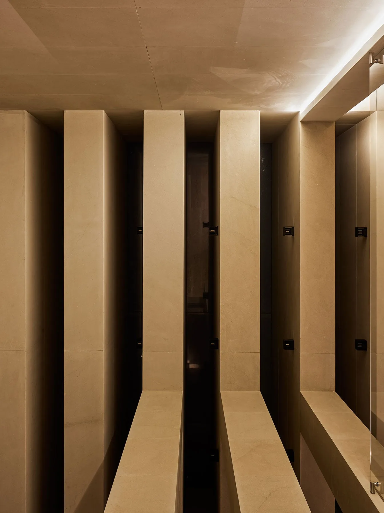Casa NS: lamas de piedra clara bañadas de luz