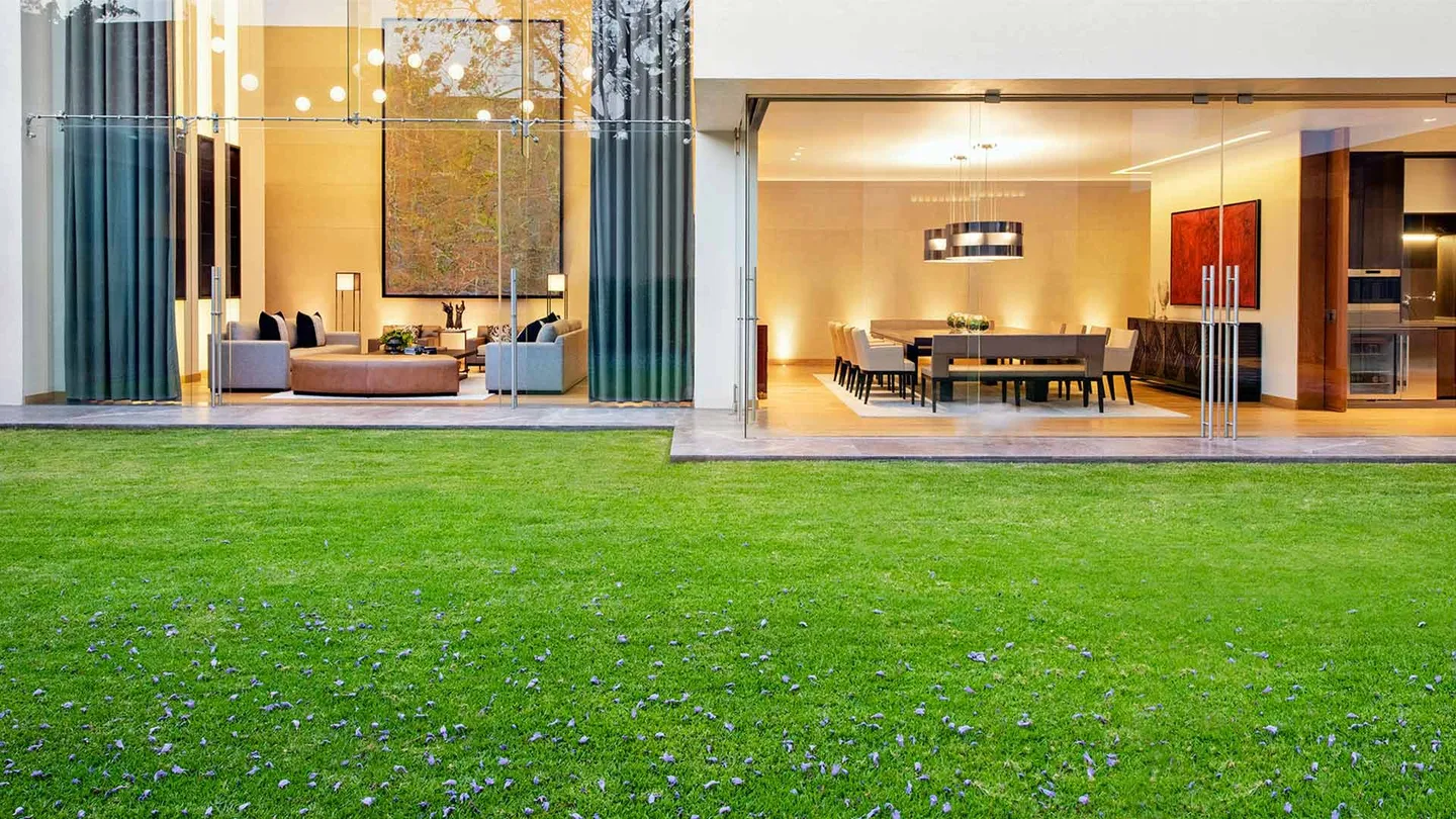 Casa OC: comedor y estancia abiertos al jardín