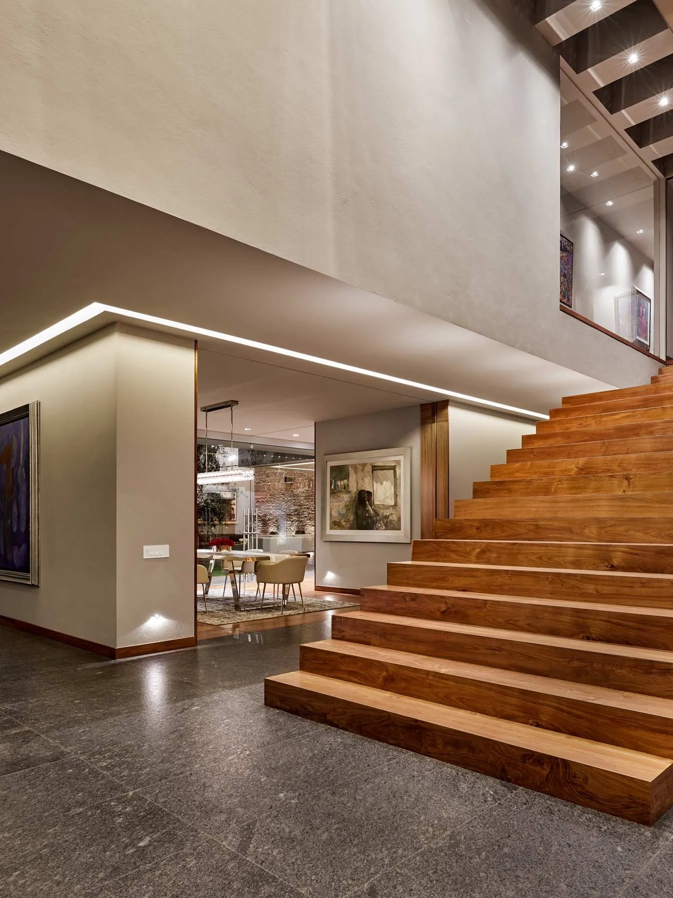 Casa PD: escalera de madera en la doble altura