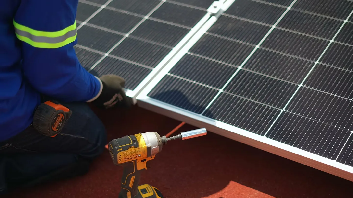 JUCASA: Fijación de paneles solares sobre la estructura de aluminio