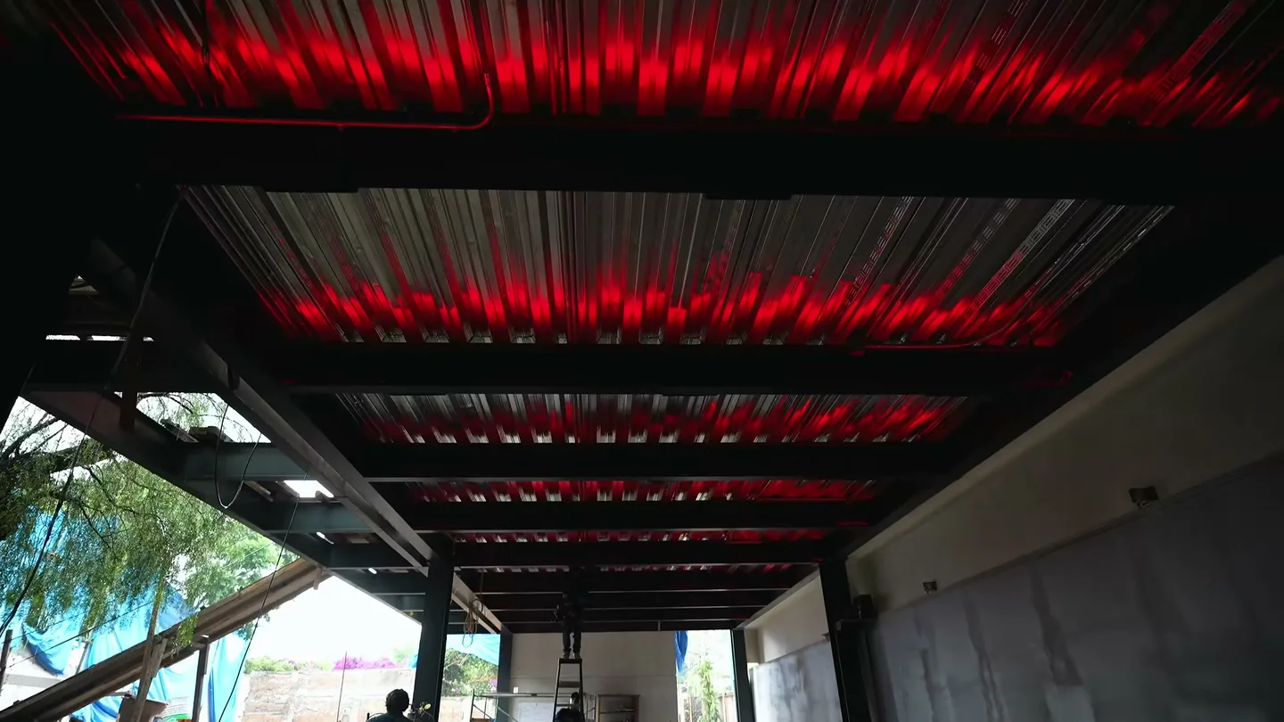 JUCASA: Prueba de luz roja dirigida hacia el techo del garaje
