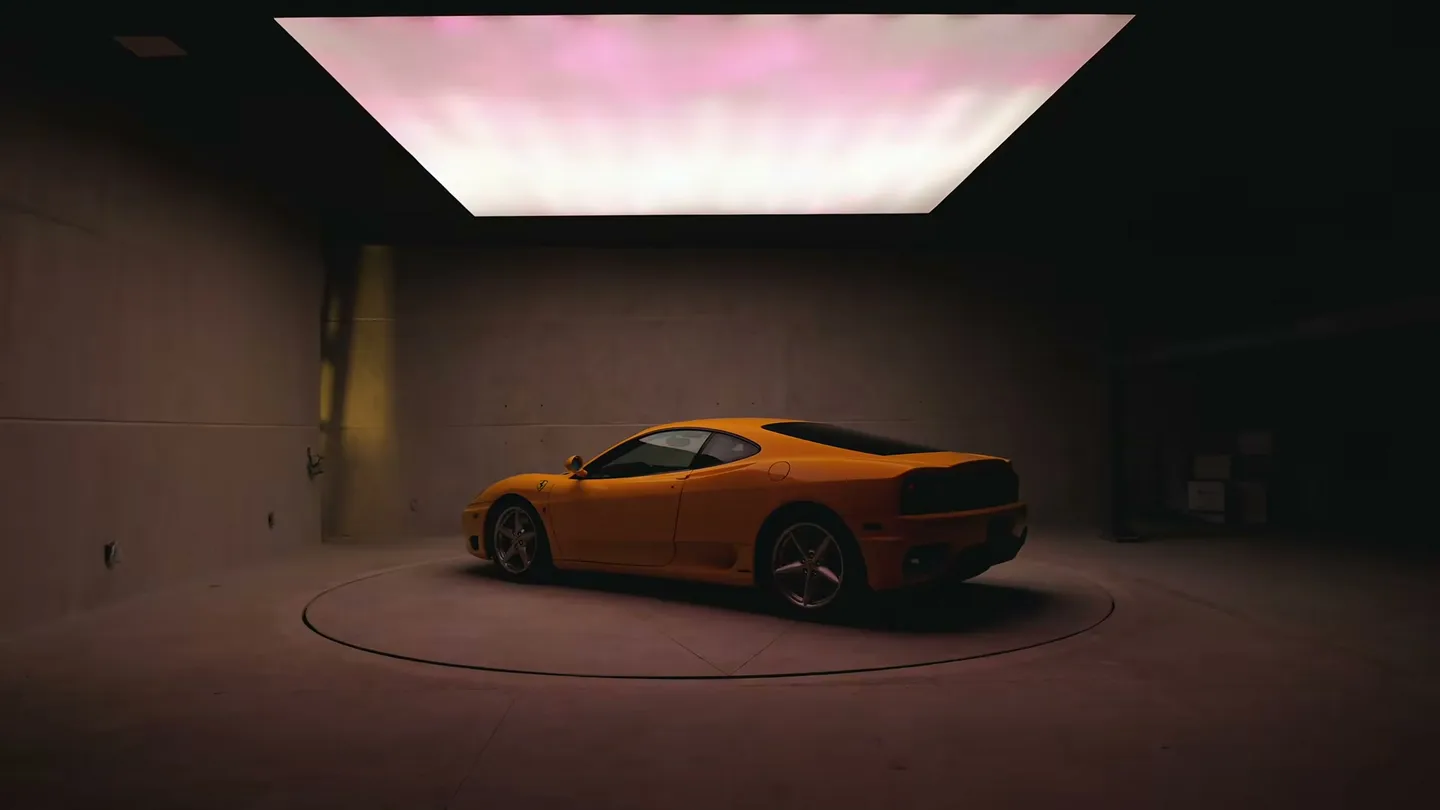 JUCASA: Plafón luminoso sobre el automóvil en la zona de exhibición